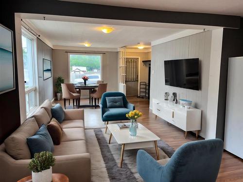 133 Selkirk Street S, Thunder Bay, ON - Indoor Photo Showing Living Room