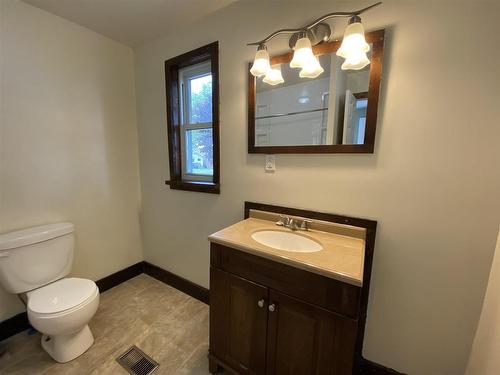 1328 Stanley Ave, Thunder Bay, ON - Indoor Photo Showing Bathroom