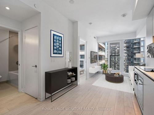 4607-55 Mercer St, Toronto, ON - Indoor Photo Showing Kitchen