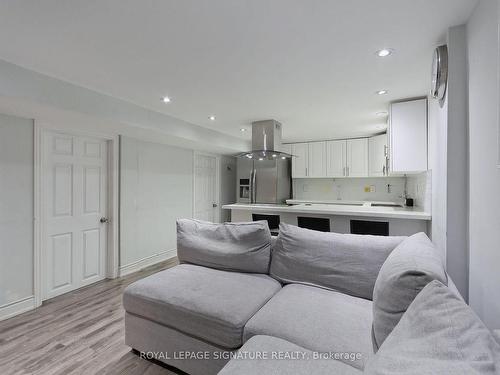 28 Tanjoe Cres, Toronto, ON - Indoor Photo Showing Living Room