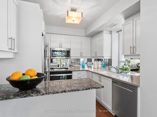 201-1801 Bayview Ave, Toronto, ON - Indoor Photo Showing Kitchen With Upgraded Kitchen