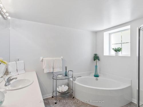 201-1801 Bayview Ave, Toronto, ON - Indoor Photo Showing Bathroom