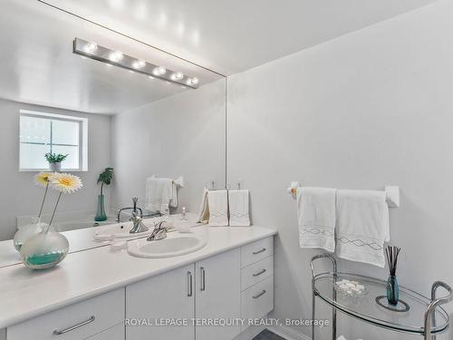 201-1801 Bayview Ave, Toronto, ON - Indoor Photo Showing Bathroom