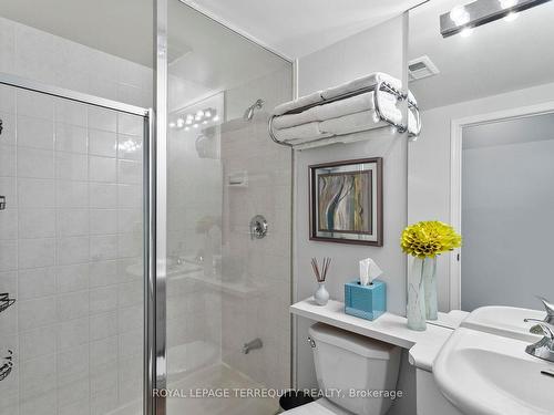 201-1801 Bayview Ave, Toronto, ON - Indoor Photo Showing Bathroom