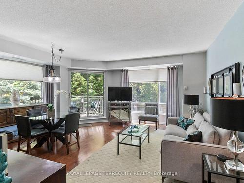 201-1801 Bayview Ave, Toronto, ON - Indoor Photo Showing Living Room