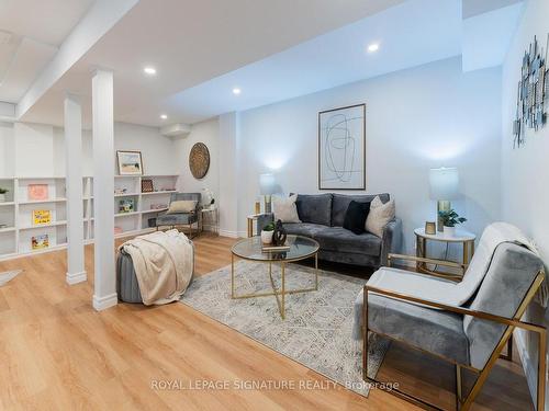 53 Bar Harbour Sq, Toronto, ON - Indoor Photo Showing Living Room