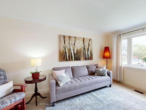 35 Gardens Cres, Toronto, ON - Indoor Photo Showing Living Room