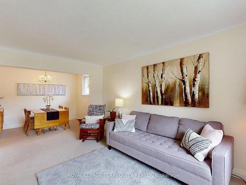 35 Gardens Cres, Toronto, ON - Indoor Photo Showing Living Room