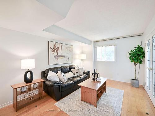 4674 Drakestone Cres, Mississauga, ON - Indoor Photo Showing Living Room