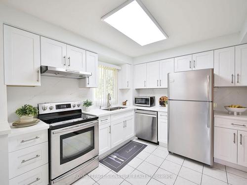 4674 Drakestone Cres, Mississauga, ON - Indoor Photo Showing Kitchen With Double Sink