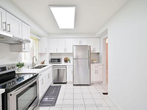 4674 Drakestone Cres, Mississauga, ON - Indoor Photo Showing Kitchen With Double Sink