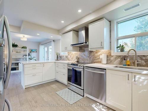 3970 Bloor St W, Toronto, ON - Indoor Photo Showing Kitchen With Upgraded Kitchen