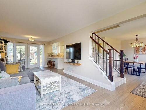 3970 Bloor St W, Toronto, ON - Indoor Photo Showing Living Room