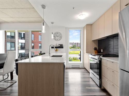 Kitchen - 211-6 Av. Donegani, Pointe-Claire, QC - Indoor Photo Showing Kitchen With Upgraded Kitchen