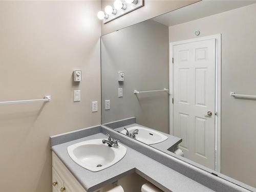 205-1632 Crescent View Dr, Nanaimo, BC - Indoor Photo Showing Bathroom