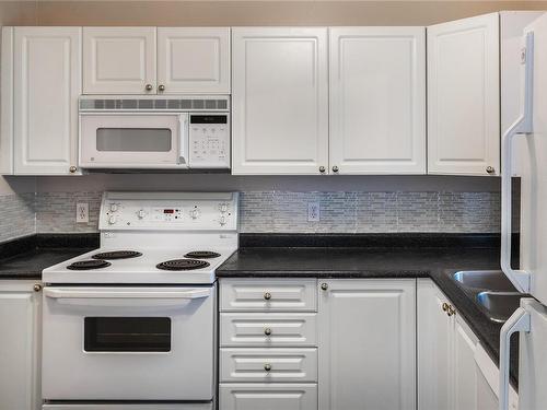 205-1632 Crescent View Dr, Nanaimo, BC - Indoor Photo Showing Kitchen With Double Sink