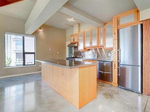 412-455 Sitkum Rd, Victoria, BC - Indoor Photo Showing Kitchen