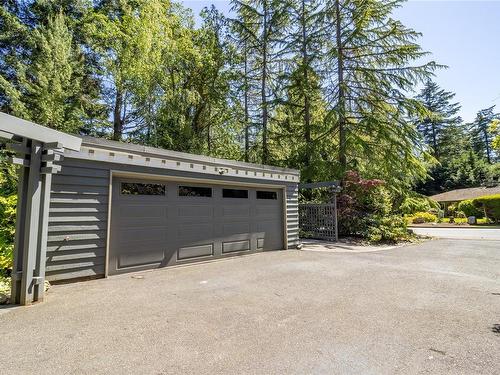 4605 Amblewood Dr, Saanich, BC 