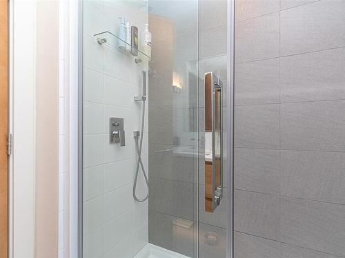 301-989 Johnson St, Victoria, BC - Indoor Photo Showing Bathroom