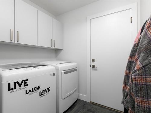1140 Goldfinch Place, Kelowna, BC - Indoor Photo Showing Laundry Room