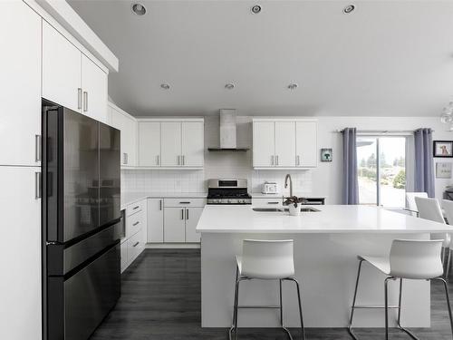 1140 Goldfinch Place, Kelowna, BC - Indoor Photo Showing Kitchen With Stainless Steel Kitchen With Upgraded Kitchen