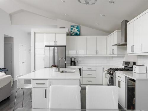 1140 Goldfinch Place, Kelowna, BC - Indoor Photo Showing Kitchen With Upgraded Kitchen