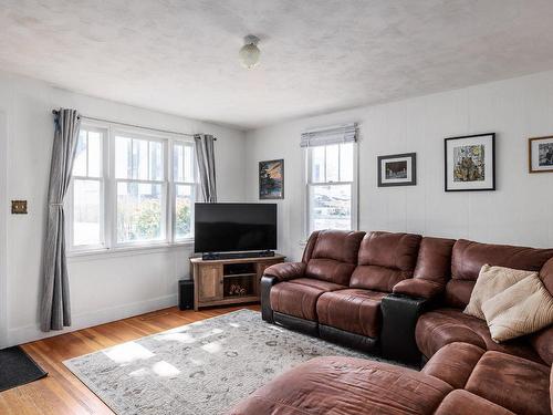 732 Morrison Avenue, Kelowna, BC - Indoor Photo Showing Living Room