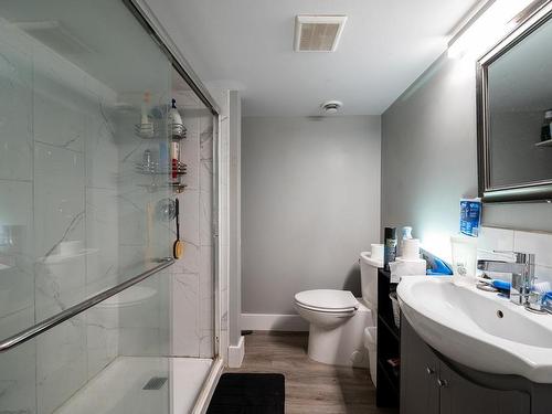 4067 Yellowhead Highway, Kamloops, BC - Indoor Photo Showing Bathroom