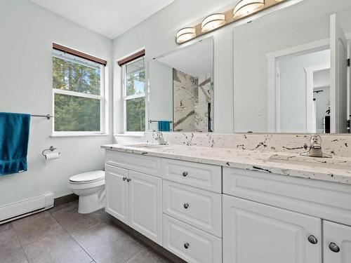 880 Heather Road, Clearwater, BC - Indoor Photo Showing Bathroom