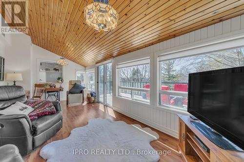 44 Rodcliff Road, New Tecumseth, ON - Indoor Photo Showing Living Room