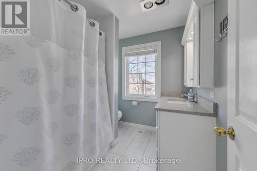 44 Rodcliff Road, New Tecumseth, ON - Indoor Photo Showing Bathroom