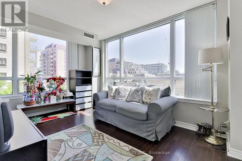 305 - 8 Rean Drive, Toronto, ON - Indoor Photo Showing Living Room