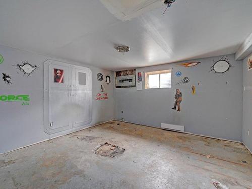 Bedroom - 12 Rue Gabriel, Châteauguay, QC - Indoor Photo Showing Garage