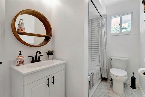 227 Silverbirch Boulevard, Mount Hope, ON - Indoor Photo Showing Bathroom