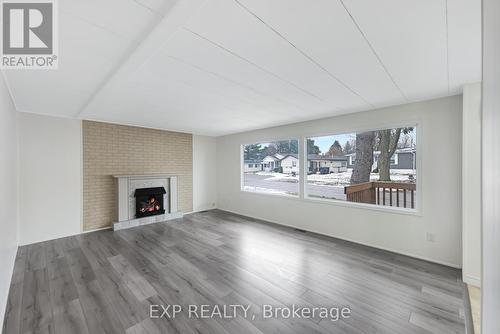 30 Weeping Willow Drive, Innisfil, ON - Indoor Photo Showing Living Room With Fireplace