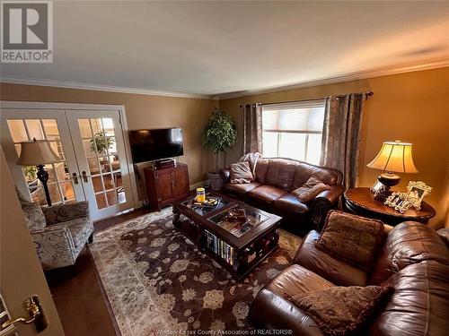 3940 Villa Borghese Drive, Windsor, ON - Indoor Photo Showing Living Room