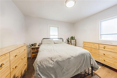 80 Livingston Avenue, Grimsby, ON - Indoor Photo Showing Bedroom