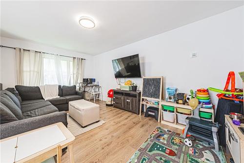 80 Livingston Avenue, Grimsby, ON - Indoor Photo Showing Living Room