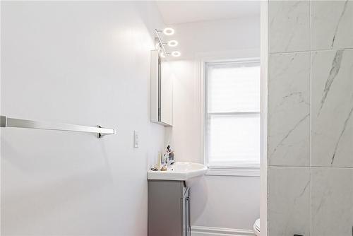 80 Livingston Avenue, Grimsby, ON - Indoor Photo Showing Bathroom