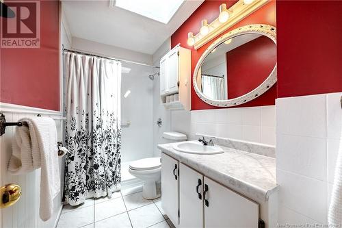 21 Leicester Street, Fredericton, NB - Indoor Photo Showing Bathroom