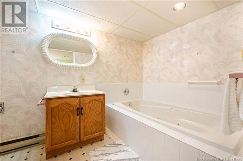 21 Leicester Street, Fredericton, NB - Indoor Photo Showing Bathroom