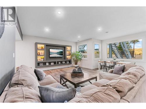 2-640 Hwy 3, Princeton, BC - Indoor Photo Showing Living Room