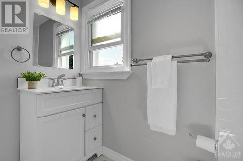 1371 Woodward Avenue, Ottawa, ON - Indoor Photo Showing Bathroom