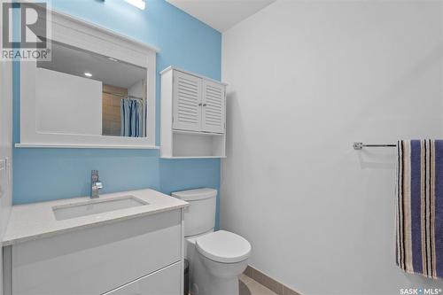 220 404 C Avenue S, Saskatoon, SK - Indoor Photo Showing Bathroom