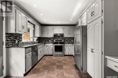 3090 Wascana Glen, Regina, SK - Indoor Photo Showing Kitchen With Upgraded Kitchen