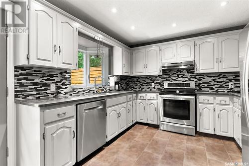 3090 Wascana Glen, Regina, SK - Indoor Photo Showing Kitchen With Upgraded Kitchen