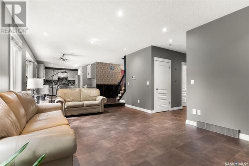 3090 Wascana Glen, Regina, SK - Indoor Photo Showing Living Room