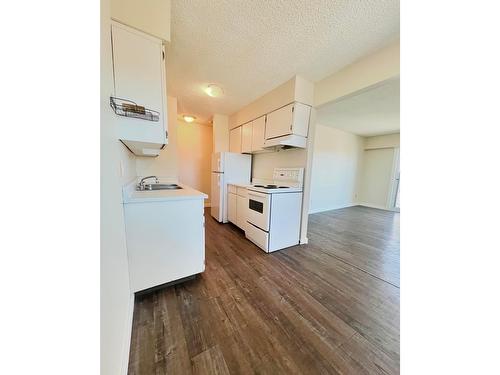 218 - 2117 2Nd Street, Cranbrook, BC - Indoor Photo Showing Kitchen