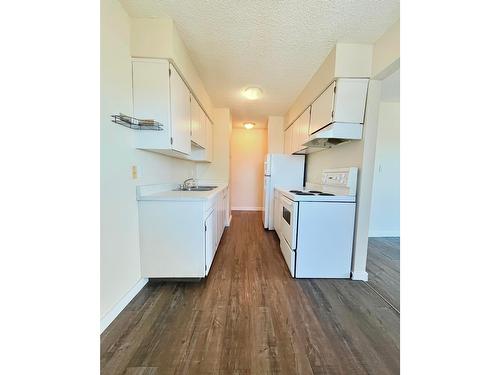 218 - 2117 2Nd Street, Cranbrook, BC - Indoor Photo Showing Kitchen With Double Sink