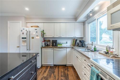 498 Sparling Crescent, Burlington, ON - Indoor Photo Showing Kitchen With Double Sink